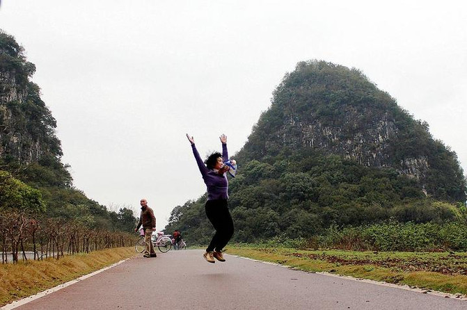 万峰林景区北大门小火车站,休息一会儿,走出景区从外面马路骑回将军桥