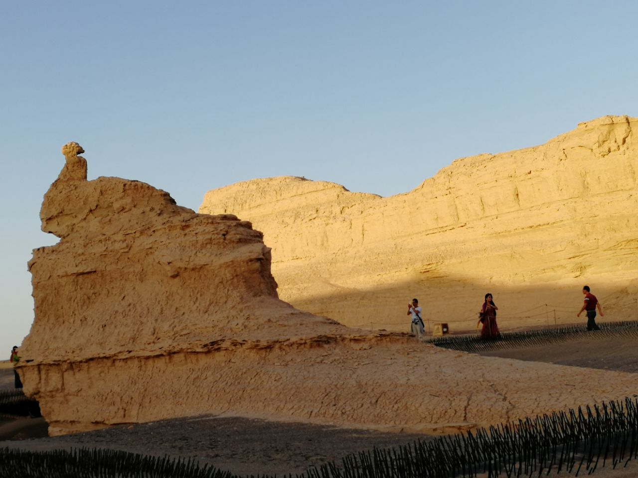 地处新疆,甘肃交界处,距敦煌180公里,睌霞下看,比较壮观.