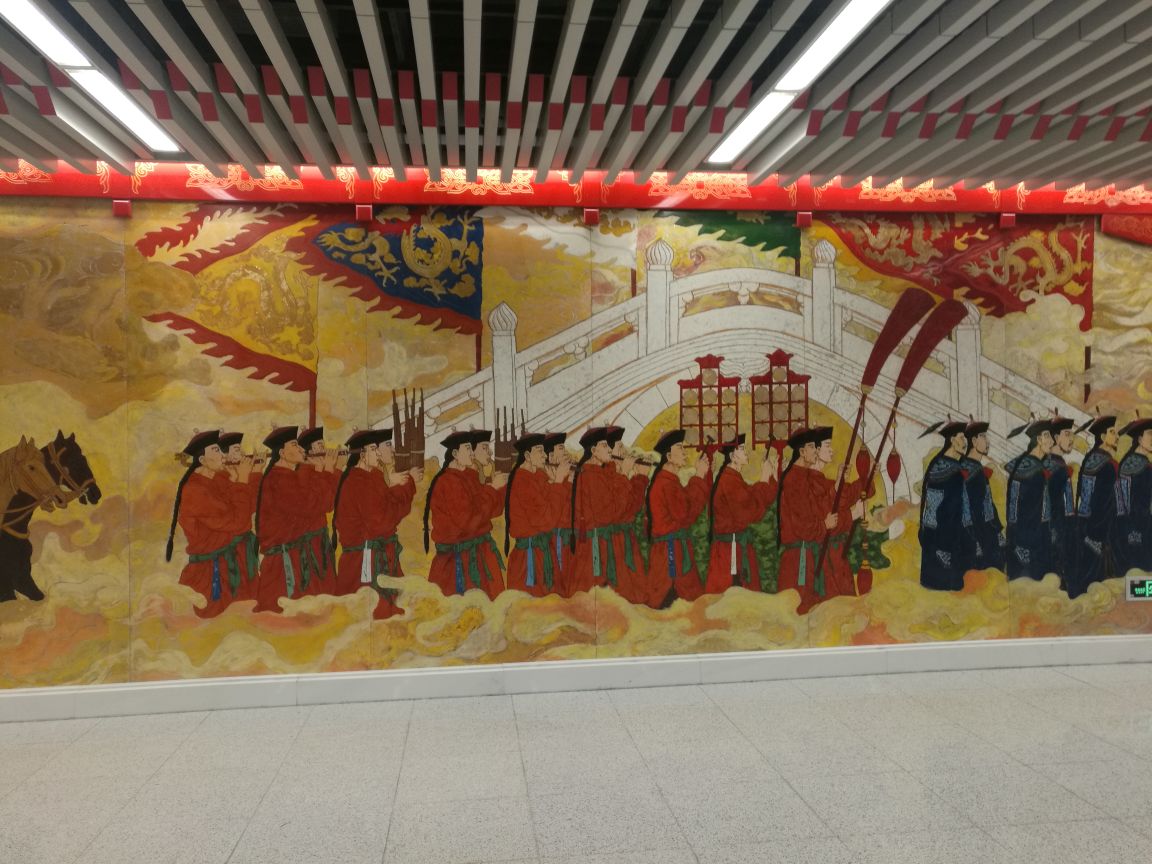 并在天坛的斋宫吃斋几日后才能正式祭天,天坛附近的地铁站用壁画再现