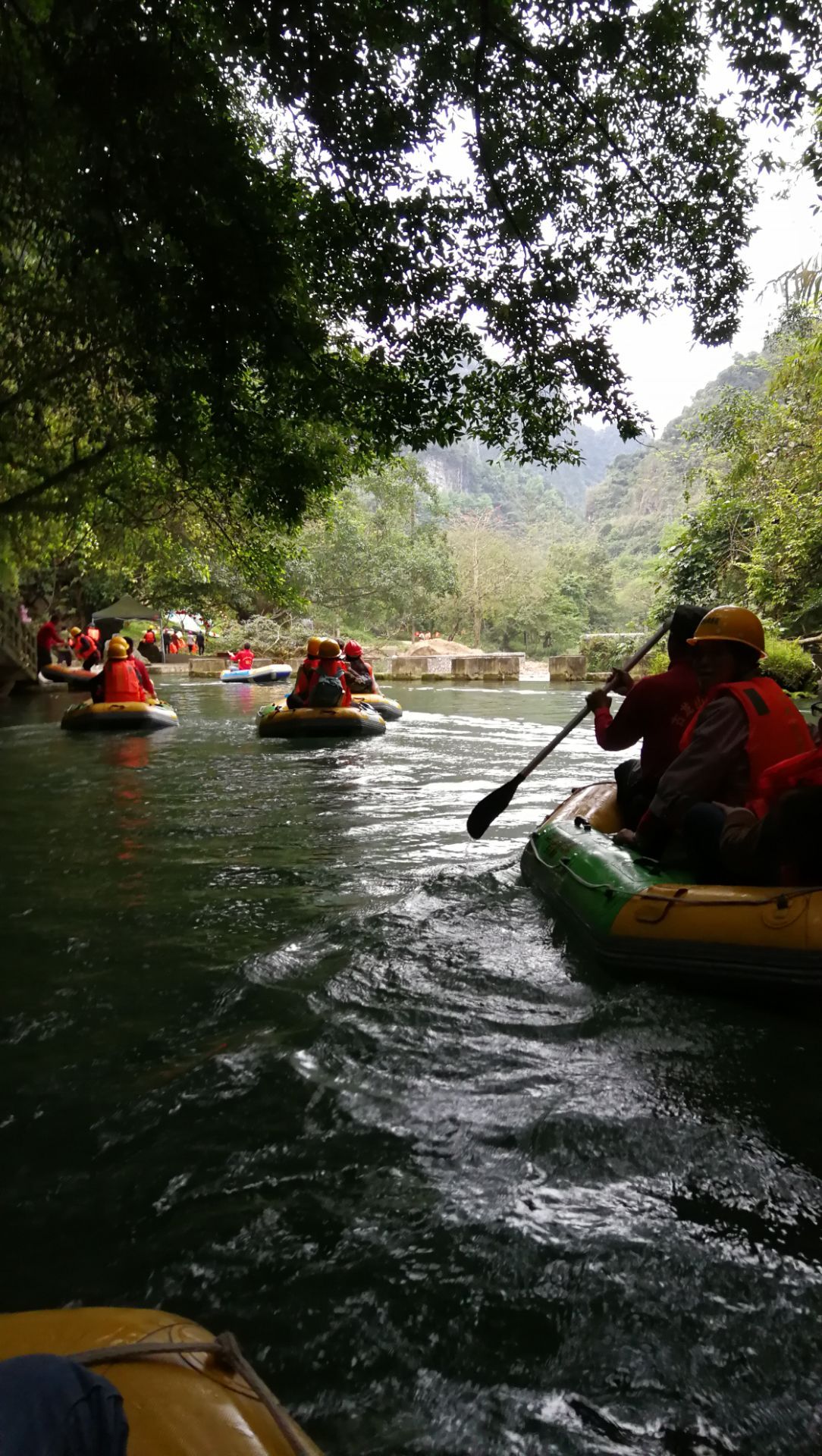 皮艇漂流在神秘的古龙山峡谷和地下河中时而随激流波荡时而凭静水悠然