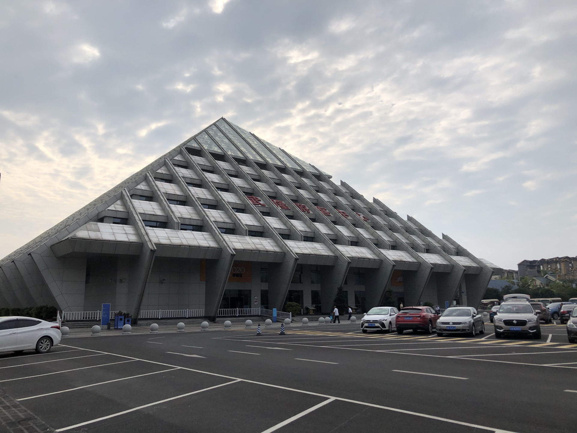 从武隆区游客接待中心有观光车可以到仙女山森林公园吗?