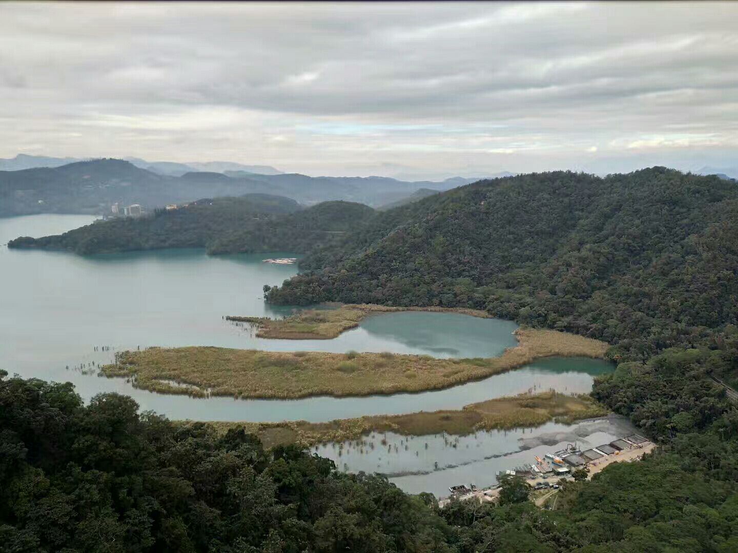 拉鲁岛像一棵珍珠悬浮在潭的中央,将日月潭分为日谭和月谭.