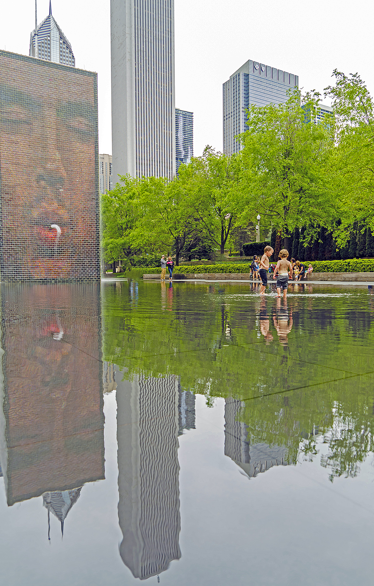 crown fountain,笑脸喷泉:这是千禧公园 中两座对立的led超大屏幕