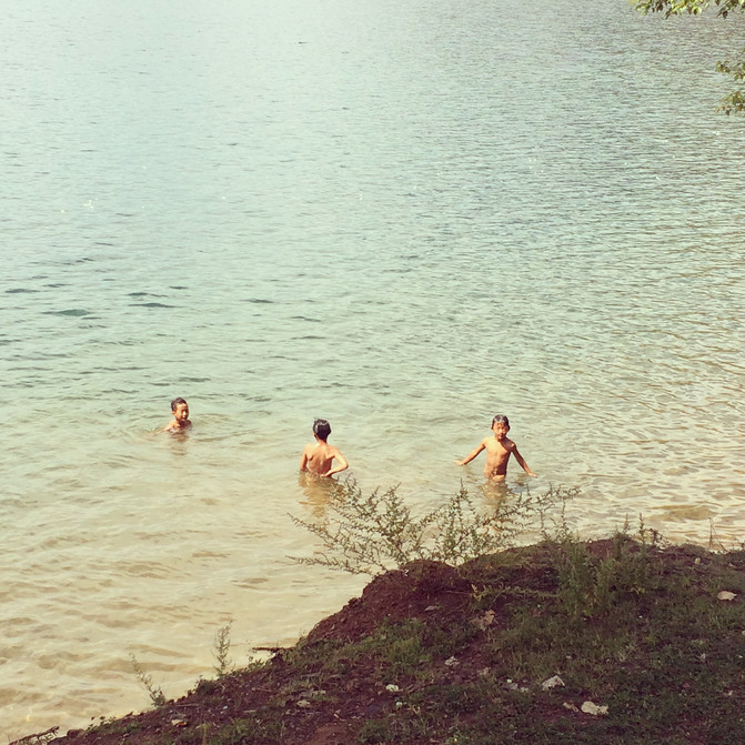 孩童在湖里戏水 描绘着无忧无虑的童年