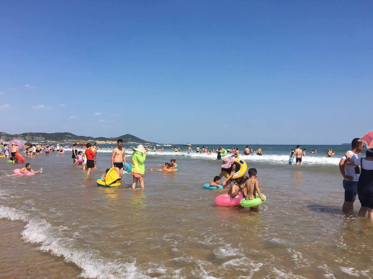 为了这个金沙滩,最后一天特地将酒店从青岛市区换到黄岛,所以你可以体会当我兴冲冲赶到这里,看到的确是海滩上堆的比我人都高的绿色海草时的心情了吧?真的是非常失望,海滩上甚至动用了推土机在处理那些绿色海草,完全没法下水。到处都是兜售阳伞的商家,沙滩的沙也没有以前评论里看到说的很细很细。在烈日下匆匆站了10几分钟就撤了。或许是我们正好遇到天文大潮的缘故,所以这次绿色海草泛滥。
但是金沙滩的配套设施很不好,洗手间的水龙头是没有水的,因为怕你冲脚。在洗手间门口有一个流着细水的龙头供洗手,号称不许冲脚,但几乎