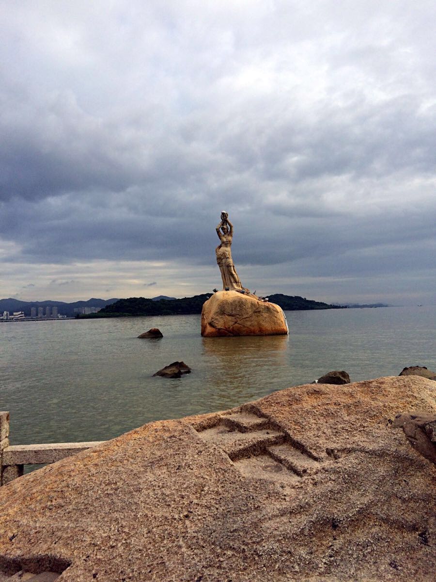 珠海的标志??!渔女的故事感动了我,从公园走过去、就能看到渔女像,旁边还有人造沙滩,玩了好久,很有意思,其实情侣路不咋觉得,可能和基友来的原因吧。天气本来快要下雨了,很庆幸,我玩完走后,开始下雨,我一下就爱上珠海了。