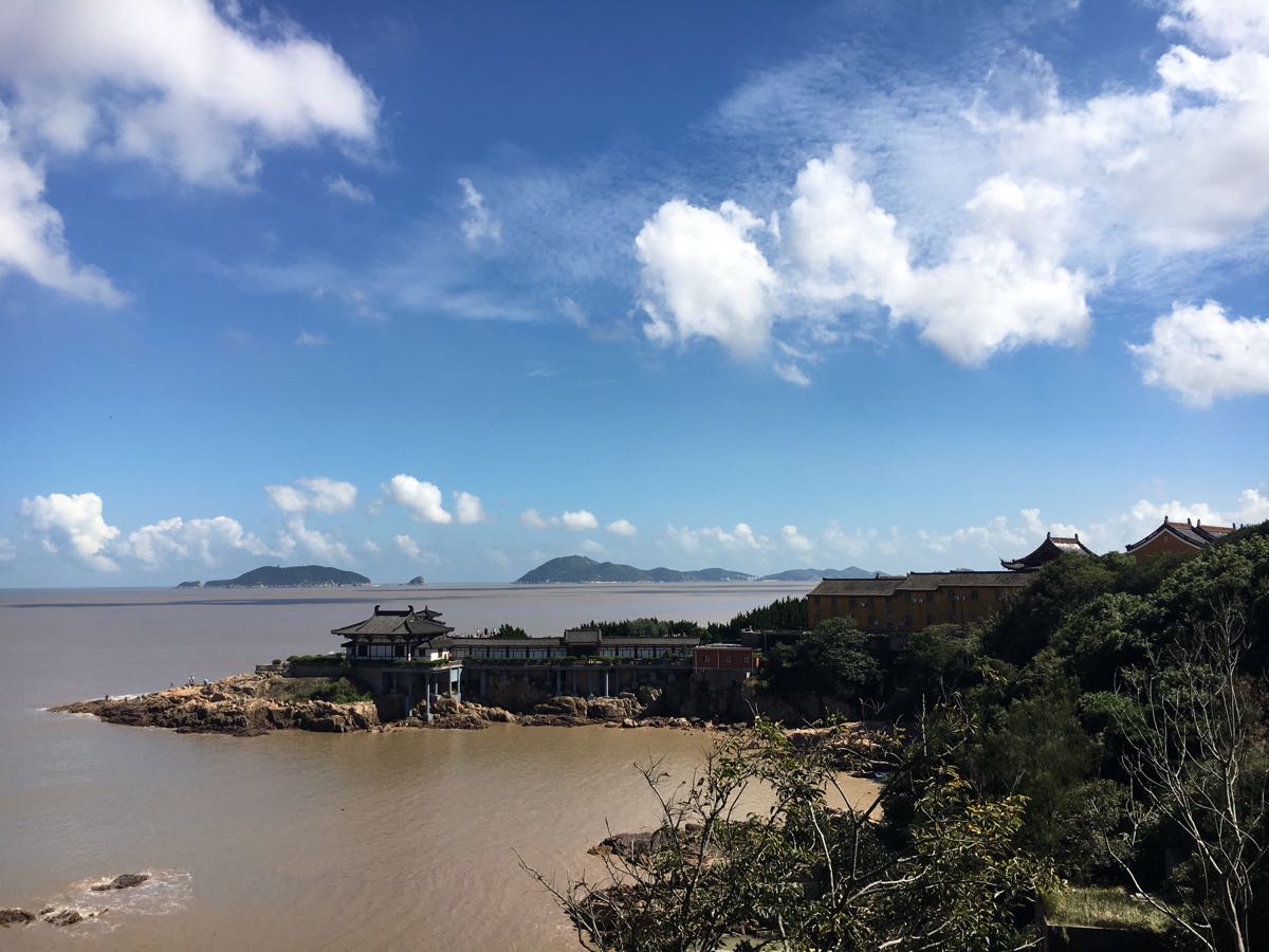 在XC上定的自由行,只包了大巴来回,和宾馆一晚上。自己也做了攻略,结果到了还是觉得很赶的说。
早上在黄浦区旅游中心7点20发车,四号线1号口右转10米就能看见集散中心侧门了。
里面人比较多,管理较为混乱,大家争先恐后的想要换自己的票,建议先在网上打下发到你邮箱的确认单再去,能节省很多时间。
大概由于前几天发生的事故,所以派了安全员上来教育宣传寄安全带,虽然很准时的就到了朱家尖,但是感觉司机比较急躁,按了很多次的喇叭,虽然要保证到达时间,但是安全更重要。
网上未告知回