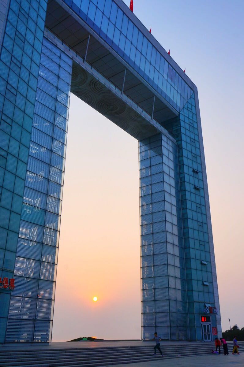 威海的地标建筑,可以看到海上日出,对面就是刘公岛景区,距市区非常近.