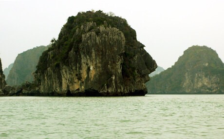 下龙湾众多小石头山之一,从侧面看去很像一个人头的形状,尤其鼻子很