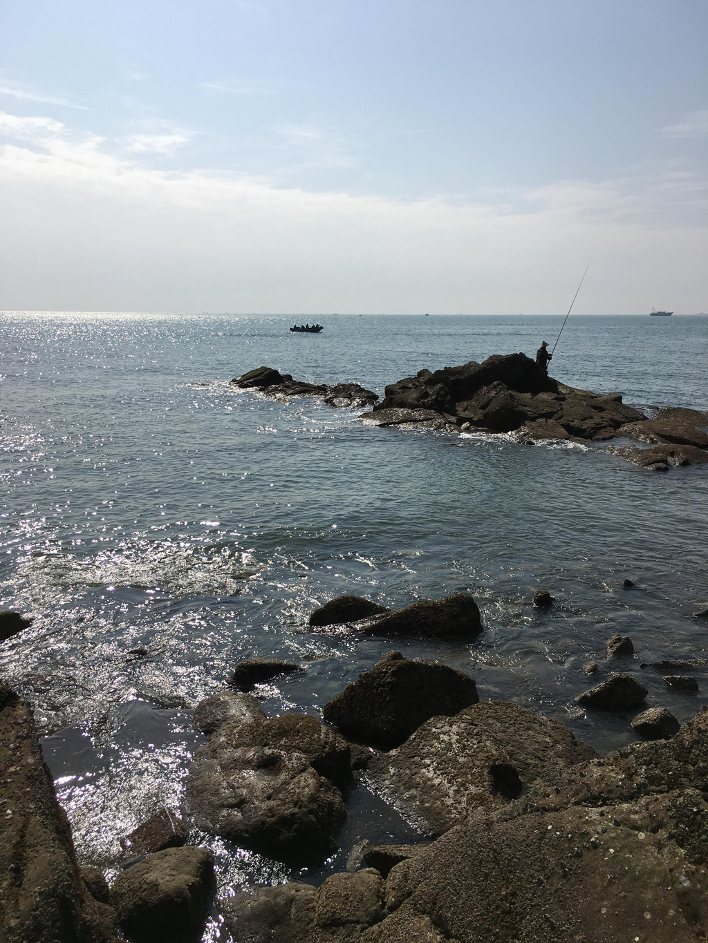 今天去的是北海冠头岭公园(南万码头海滩),这边靠近码头可以看到很多