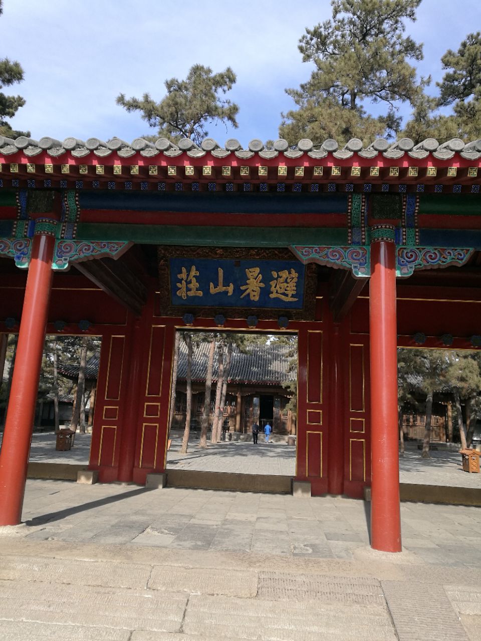 避暑山庄门票90元,游客购票入园必须从正门(丽正门)购票并入园,其它