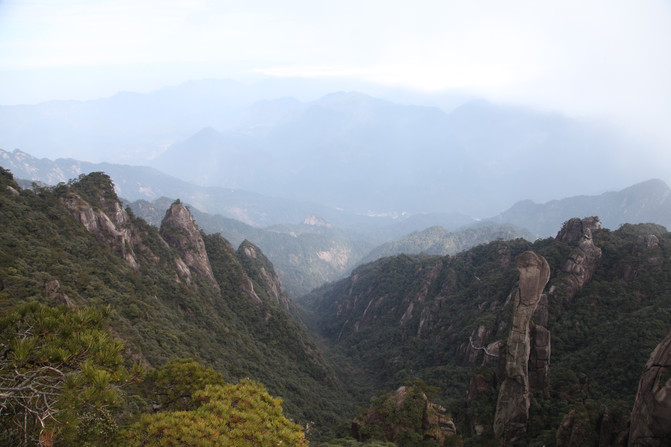 灵秀俏三清:山蒙岩峻雾似海,云秀峰奇水至清