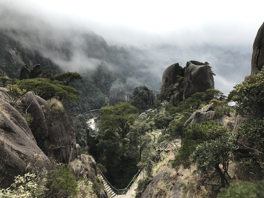 灵秀俏三清:山蒙岩峻雾似海,云秀峰奇水至清