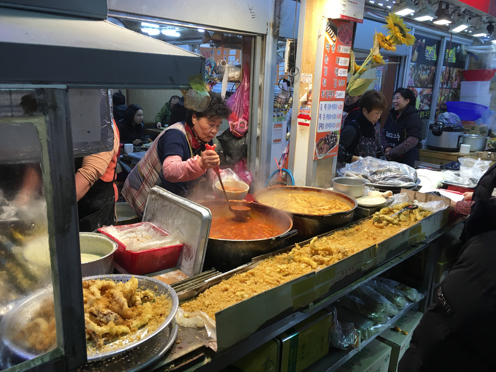 各种油炸食品的小店,关顾的人很多