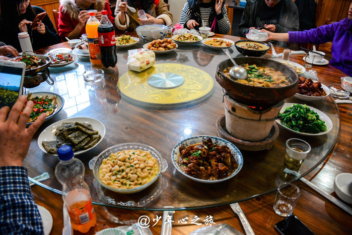 晚上在附近一家农家乐吃饭,附近有大片的油菜花,满城尽带黄金甲.△