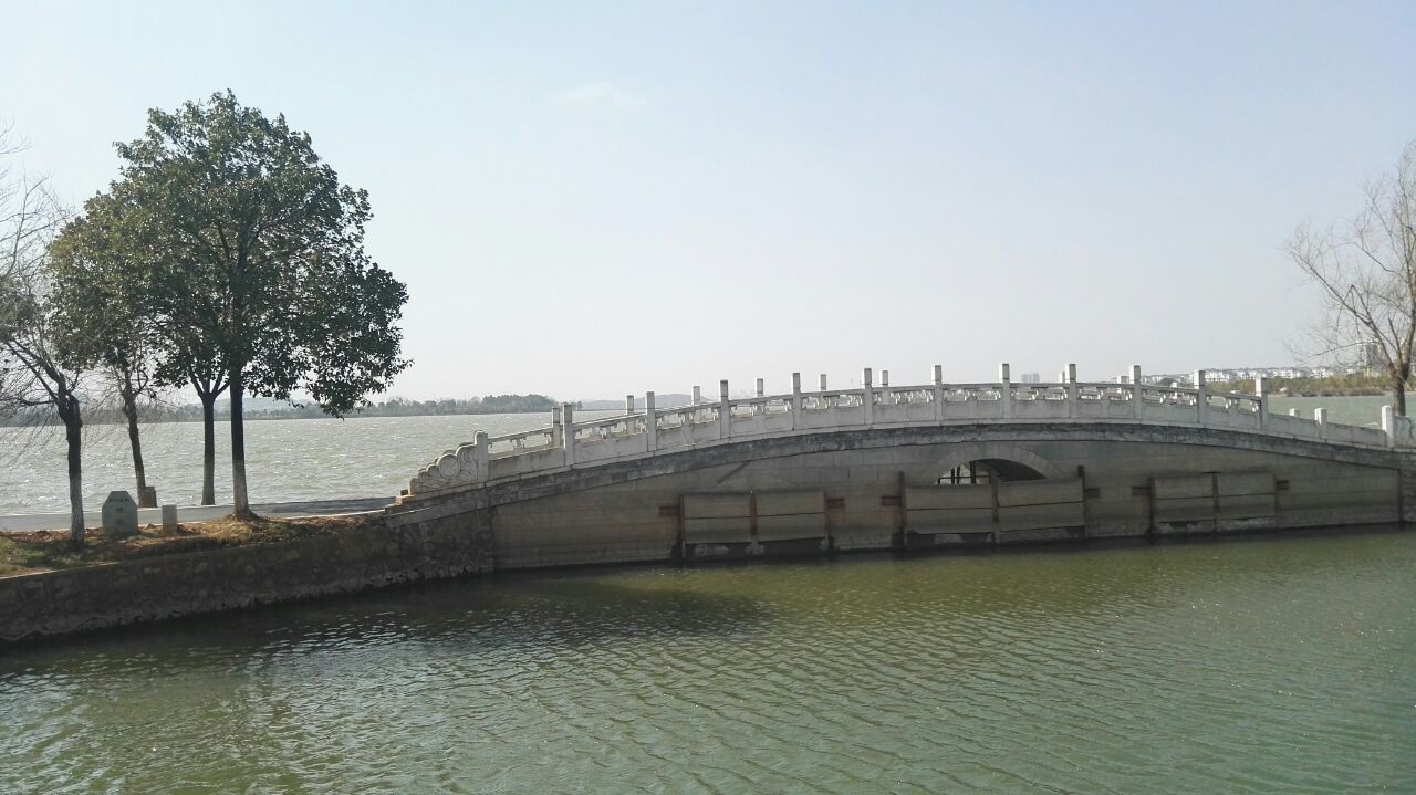 现在已经开发了休闲旅游区,特色餐饮区等,形成了汤逊湖风景区经济圈