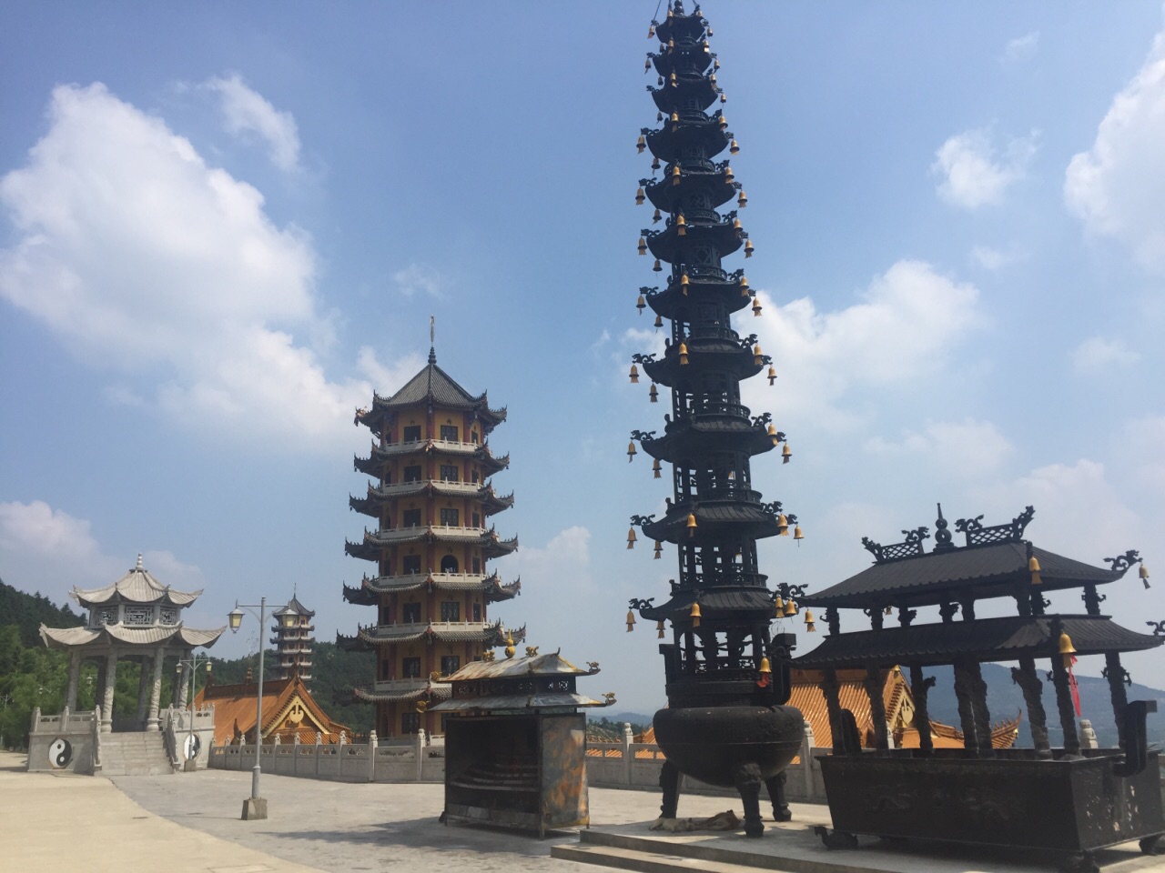 初名"佛窟寺",后称"弘觉寺".清代为避乾隆皇帝弘历名讳,改称"宏觉寺".