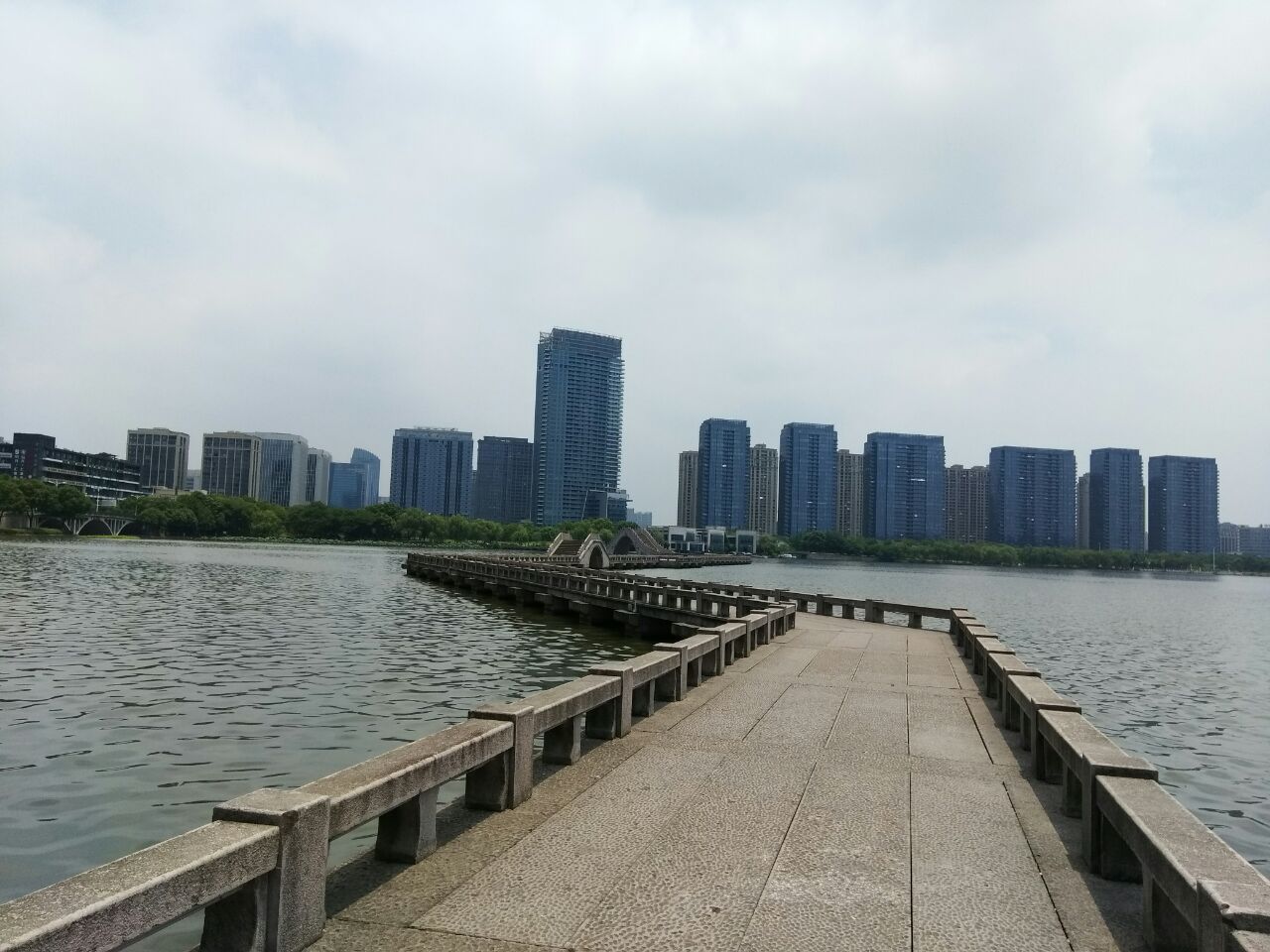 去绍兴游玩时住在柯岩区,离酒店几百米就是瓜渚湖北岸公园