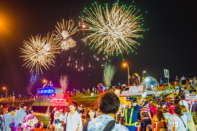 就又有更大更好的烟花绽放,万枚齐发的时刻天空亮如白昼,就那一瞬间