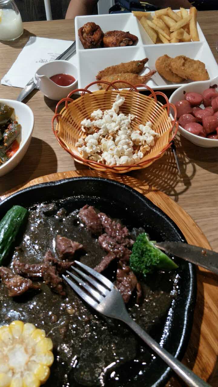 儿子说这牛排,烧翅味道真好,下次一定再来.