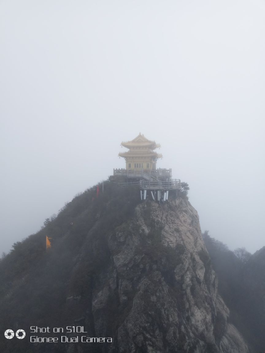 上午我们先登了老君山,十里画屏景色非常美,中午下山吃了一元午餐,很