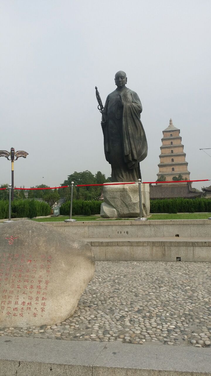 大雁塔南广场,在大慈恩寺的前面,广场上的标志性建筑是玄奘站立的雕像