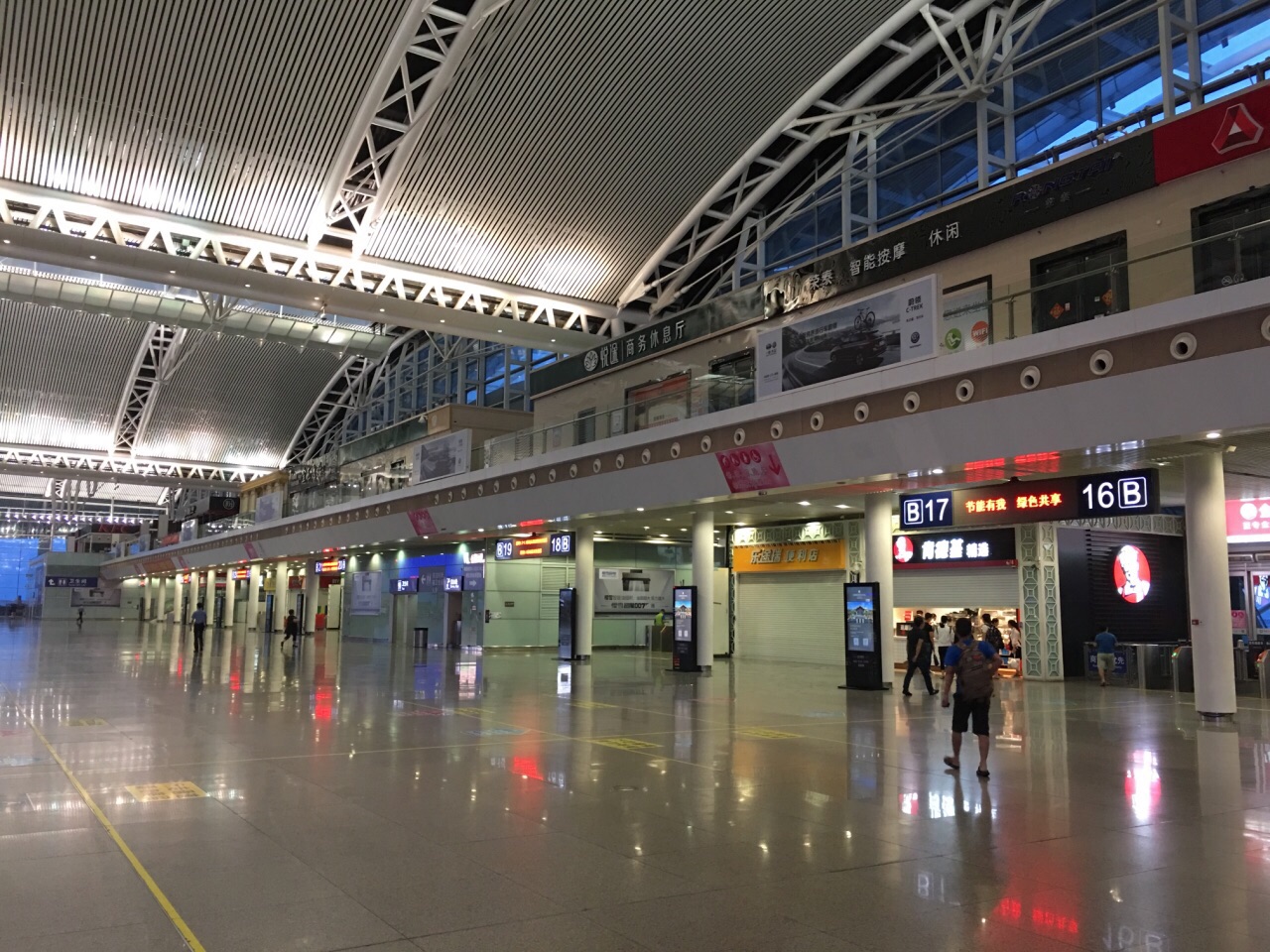 广州南站的玻璃穹顶的设计很赞,即有通透感,又有很好的采光量,候车