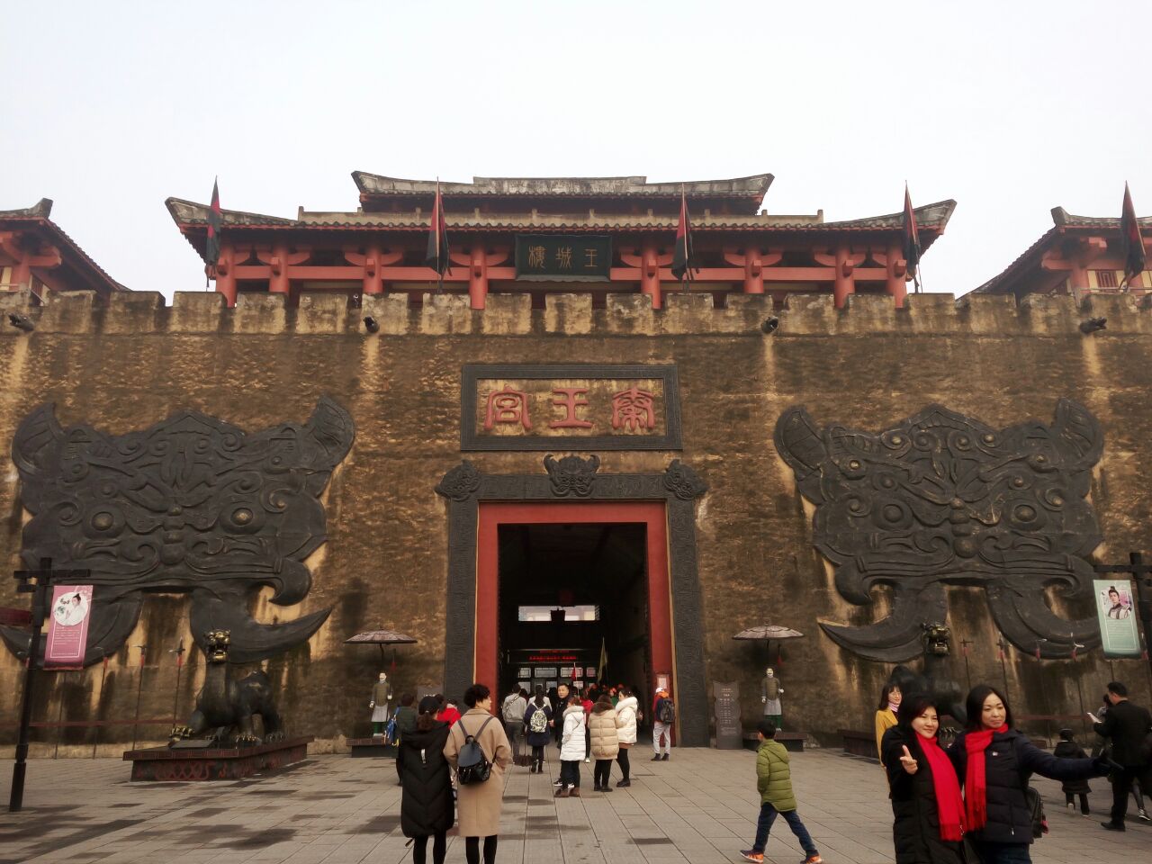 去了梦幻谷,秦王宫,清明上河图,这三个景点都是几百米的距离,非常近