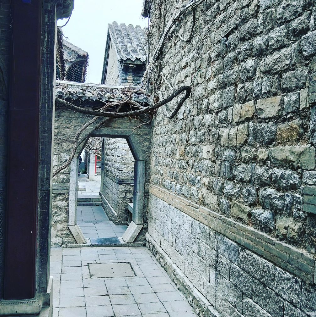 到济南陪孩子参加考试,考完抽空慕名前往趵突泉。因赶黄昏航班,就随身带着行李箱去,原以为景区可以寄存行李,被告知只能寄小件,大件寄超市要收费。就拖着行李到景区入口,保安大哥要求开包检查,交涉无果后照规矩来,我们完全理解景区的安保防范做法,但游览心情受到影响。后来一想,景区每人40元的门票收了多年(我是携程老主顾,优惠价20),为什么不可以设置安检机器呢?既方便又有效!游客心情也好。趵突泉南来北往游客众多,是宣传泉城的重要窗口,高效和谐友善会给人们尤其给外地游客带去美好记忆!