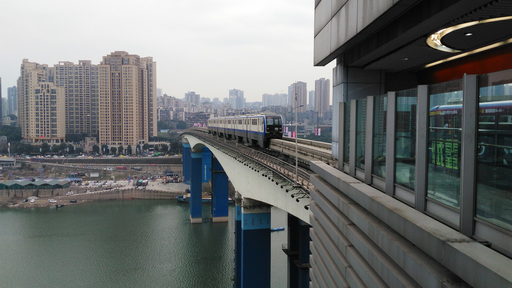从江北机场直接乘轻轨3号线,至牛角沱站.