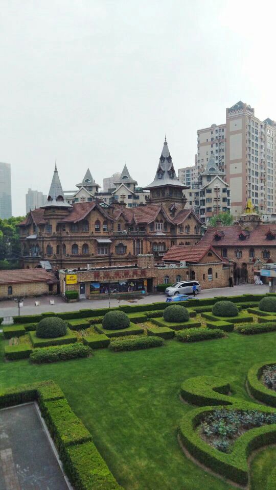 发迹后在上海亚渔产培路(今陕西南路)置地,于1936年造了这座花园别墅