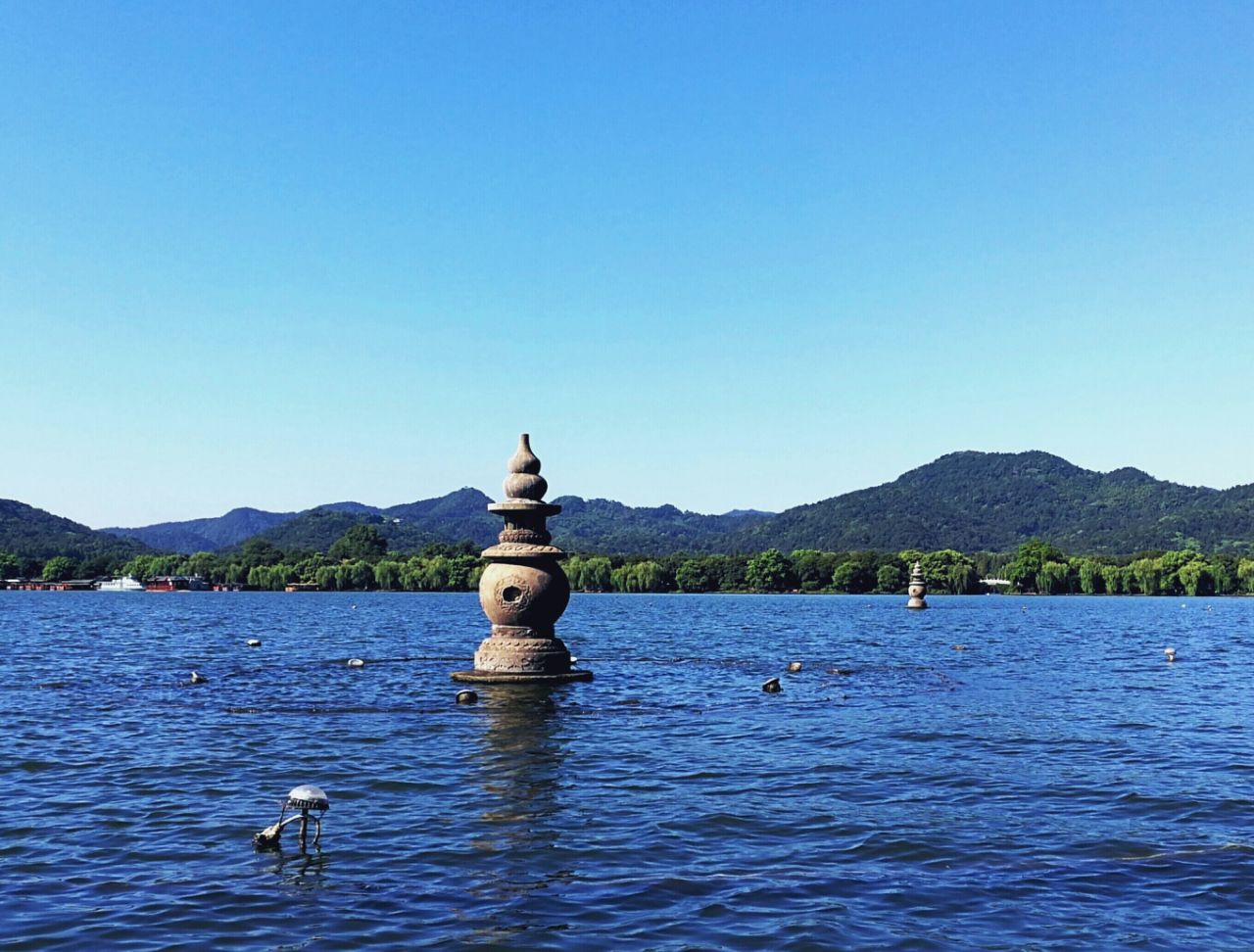 雷峰塔,净慈寺……太多的历史名人和风景名胜赋予了西湖