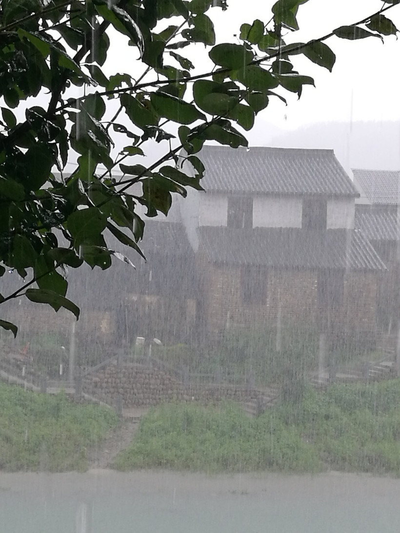 江南多雨,烟雨蒙蒙的韵味味也呈现出来