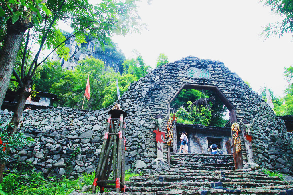 走过夫妻峰,便到了僰王寨.