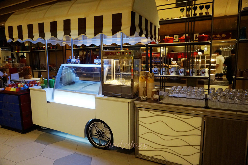 味餐厅自助餐雪糕车