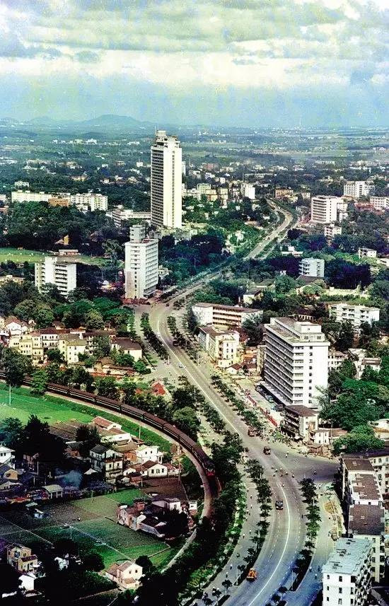 1978年春季的广州市环市路,远方是当时最高的建筑物白云宾馆