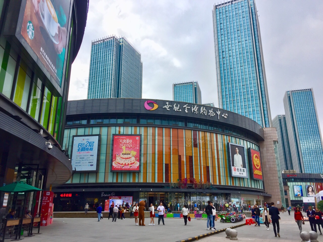 坐落在贵阳北京西路上的超级购物中心,超大型停车场,abcd栋商场应有