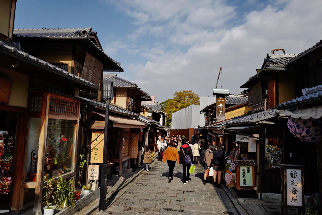 从清水寺下来,右边有个路口就是三年坂,沿台阶往下走,有个小牌子,就到