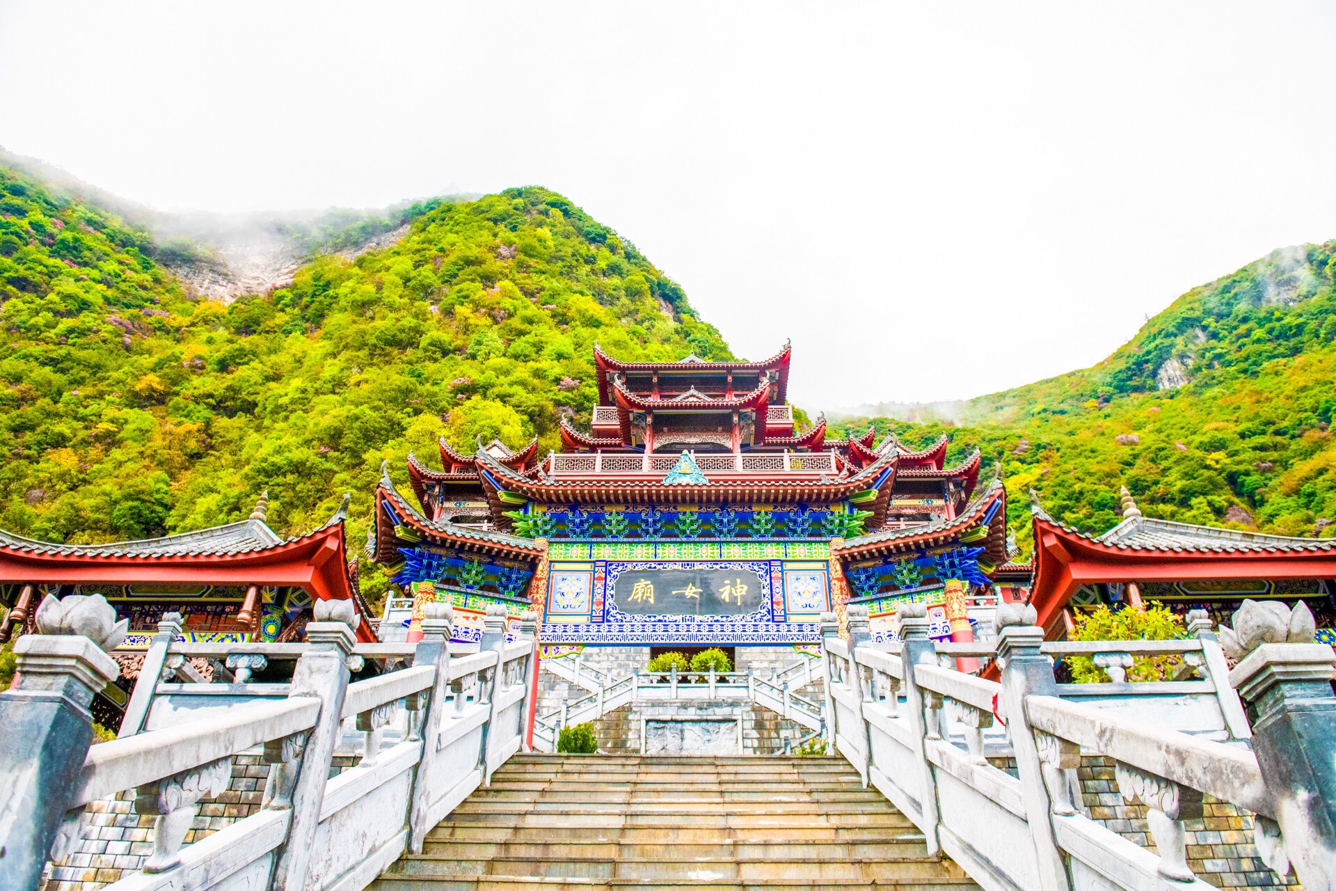 自古就有"欲寻灵迹阻江风"的诗句来形容巫山神女庙的灵气,这种灵气是