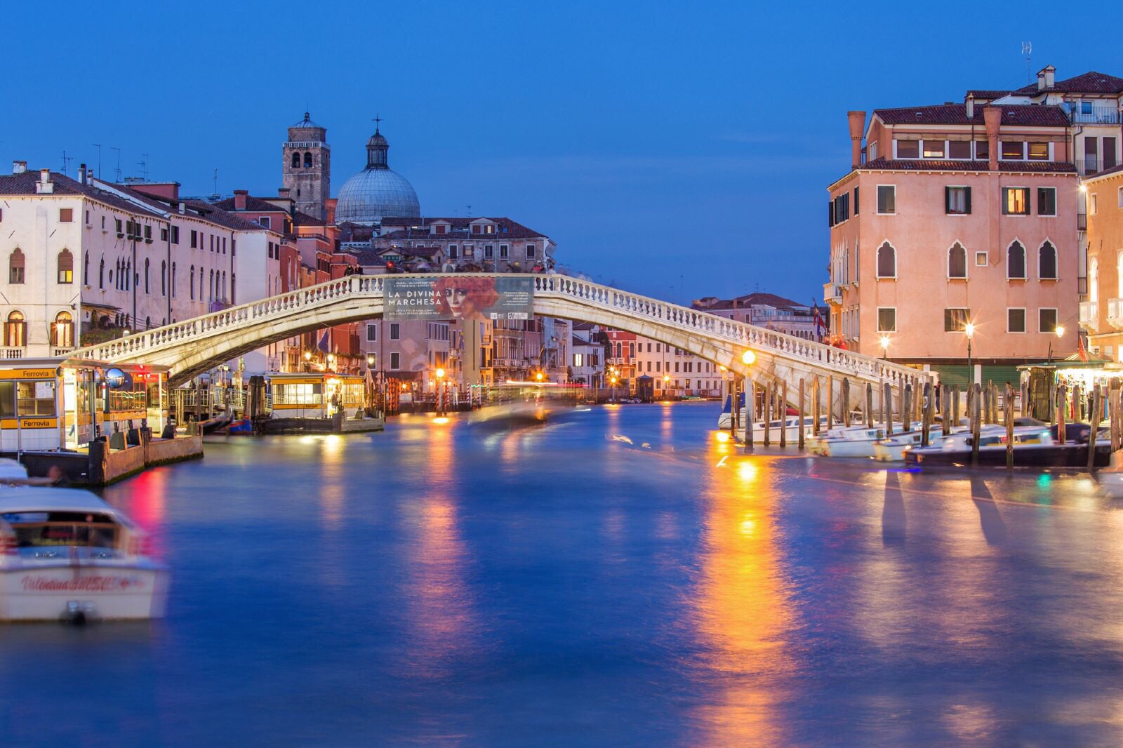俗称赤足桥(ponte degli scalzi),为威尼斯三大桥之一,由