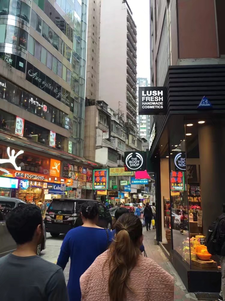 在油麻地逛逛看到了很多港式茶餐厅去了一家餐厅品尝了美食确实不错