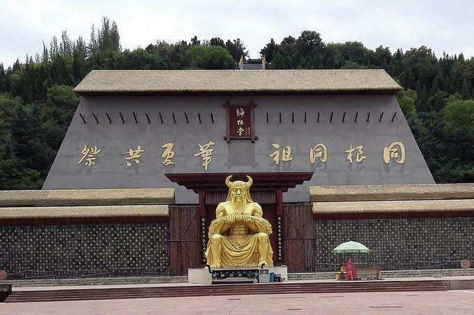 炎帝陵位于宝鸡市渭滨区神农镇境内的常羊山之上,是炎黄子孙寻根祭祖