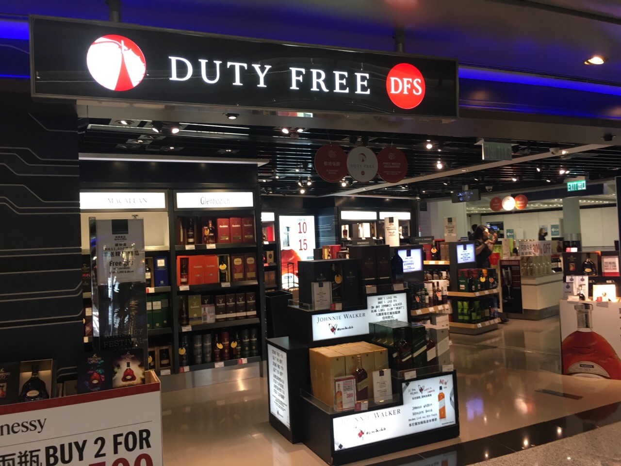 香港机场的dfs免税店,不但在出境大厅有,抵达大厅也有