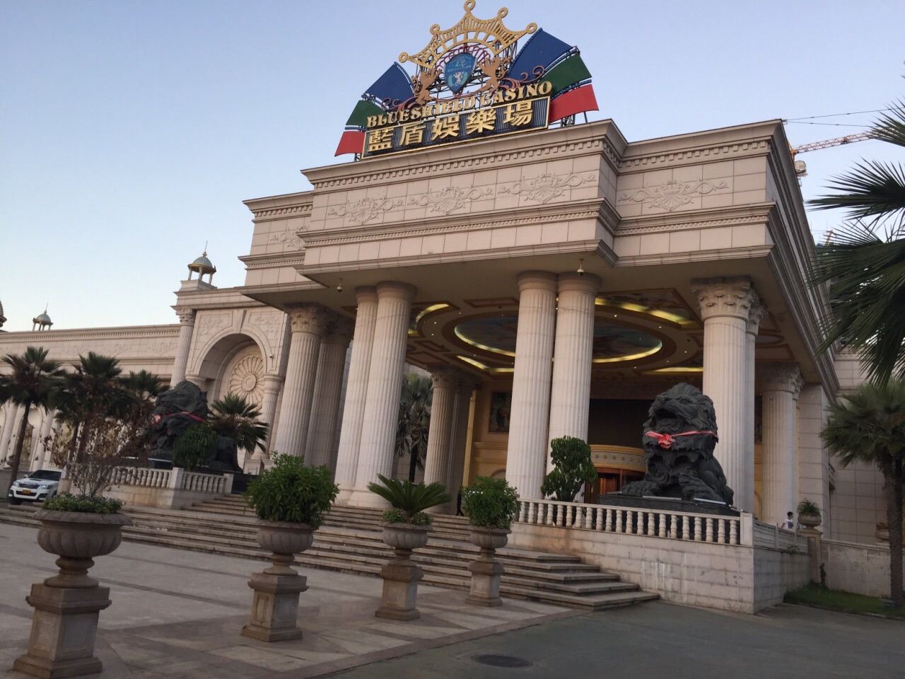 从清盛或者清莱坐船过来的旅客只能进入金木棉岛进行观光购物,虽然卖