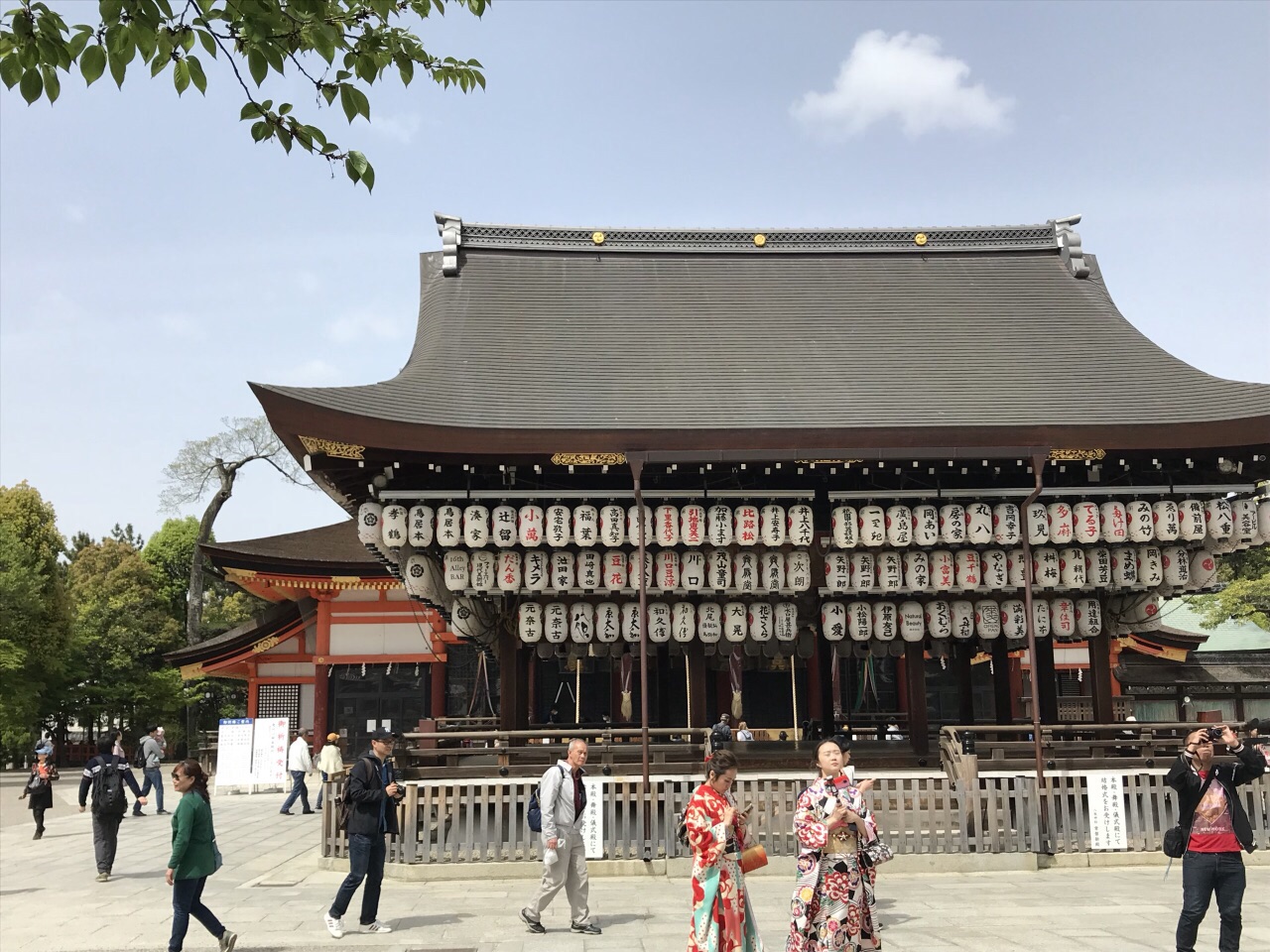 与附近的大将军神社,市比卖神社比起来,面积更大,景