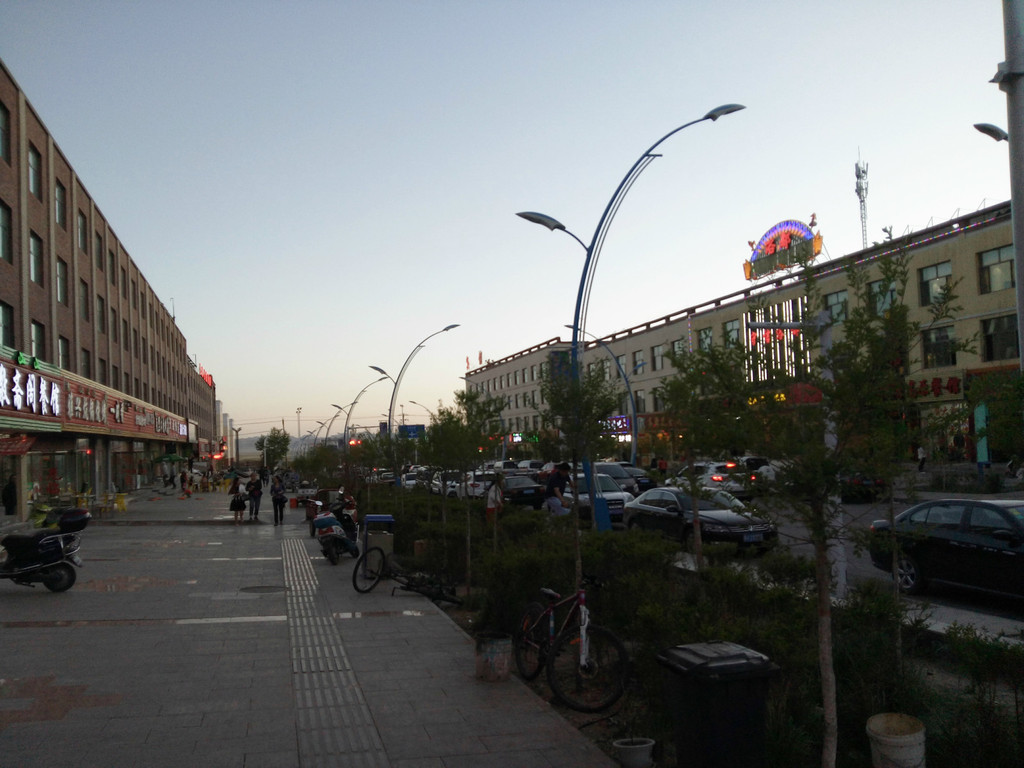 东通德令哈市,西宁市,西通茫崖镇,北通新疆维吾尔自治区,南抵达格尔木
