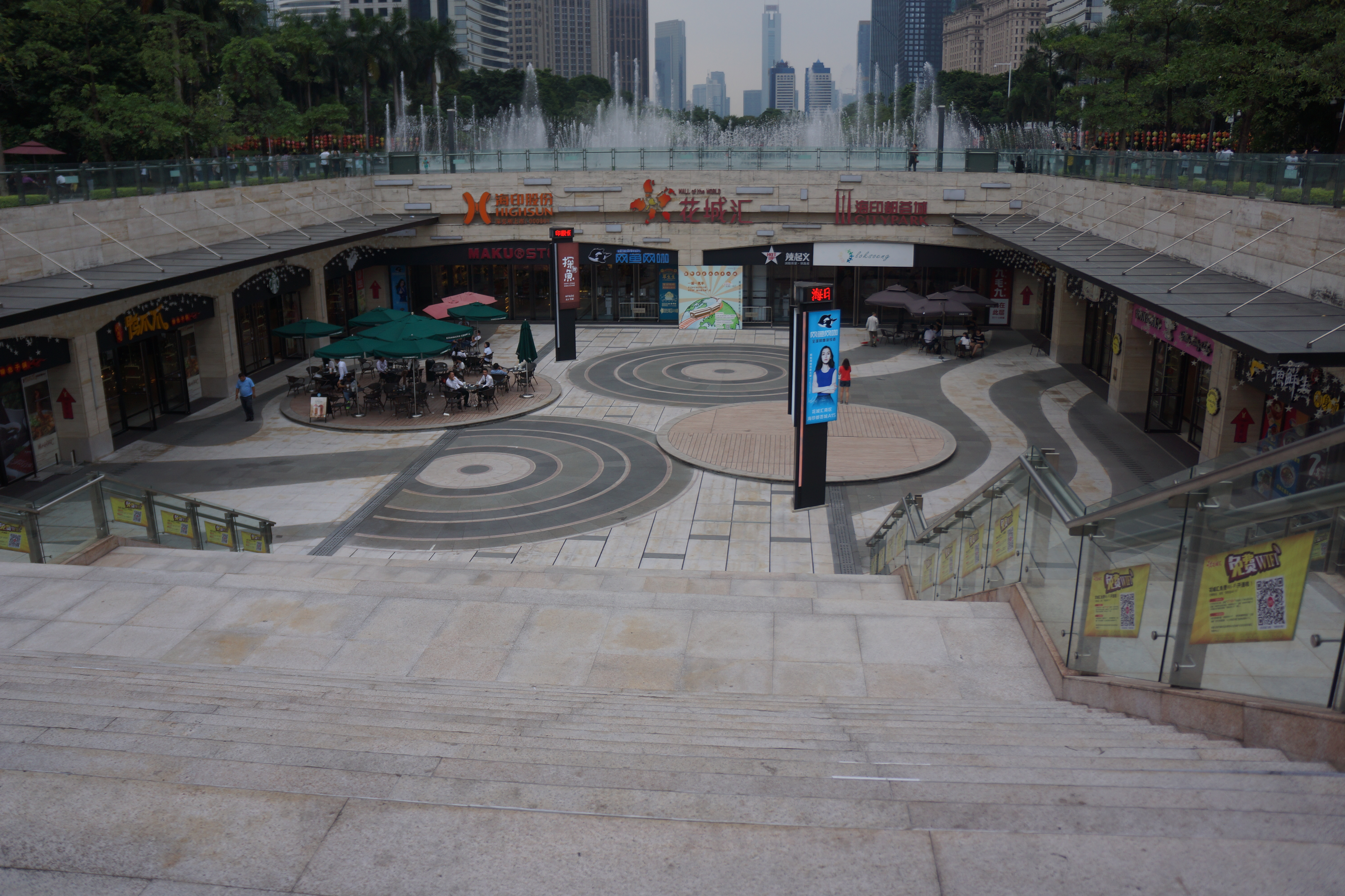 广场—花城汇,非常丰富的餐馆,价位中高低都有,适合各类人群;广州市