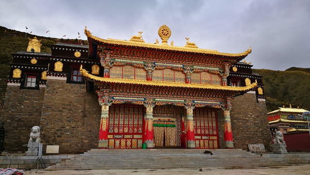 青海白玉达唐寺,四川白玉寺的下寺,全称为"白玉达唐显密讲修***繁荣