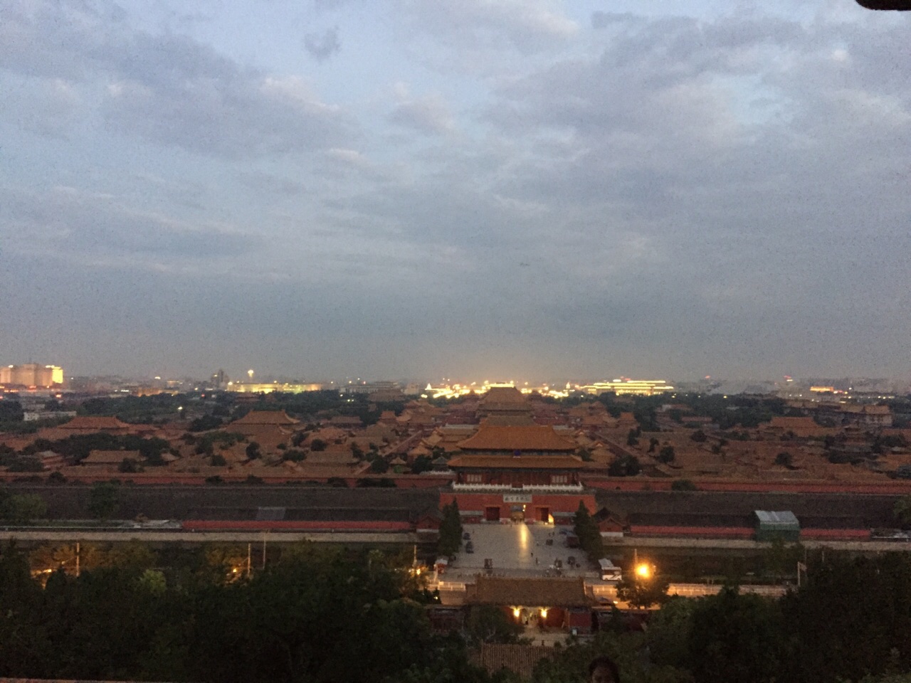 夜幕下的景山公园可以看到故宫的全景和北海的远景,虽然是夏天但是到