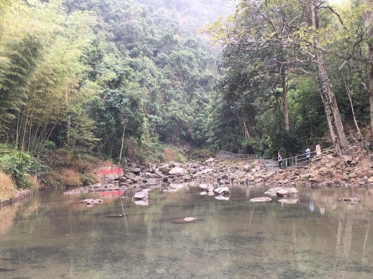 千泷沟大瀑布位于广州从化区的良口镇锦村生态旅游区内,空气清新负